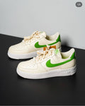 Жіночі кросівки Nike Air Force молочні